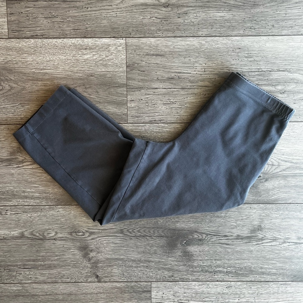 Women With Control Straight Leg Knit Crop Pant Stretchy Dark Gray Petite Medium